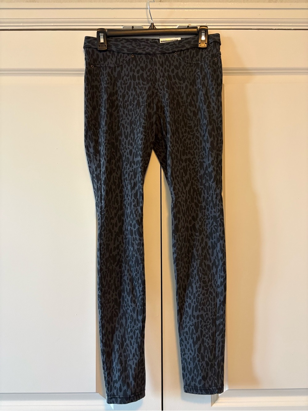 HUE Cobblestone Leopard Print Leggings in Gray and Black
